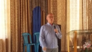 Pastor Karl-Axel underviser om penger