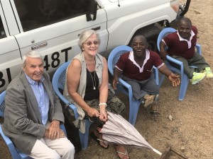 Hanne og Gunnar Østrem med to av brødrene fra Arusha