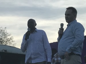 Ole Martin Hay deler i Kitengela