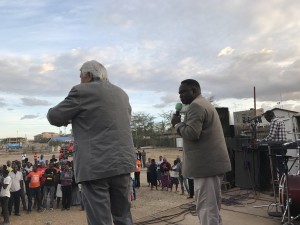 Gunnar Østrem i velkjent positur sammen med tolken Justus Ondieke