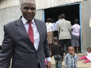 Pastor Isaac Nicko ved inngangspartiet til kirken i Kitengela søndag formiddag