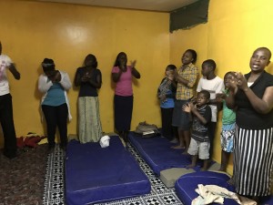 Ingen forholder seg passive under bønn og lovsang