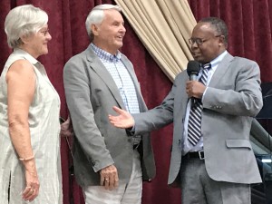 Hanne og Gunnar Østrem takkes av Pastor Mwalili